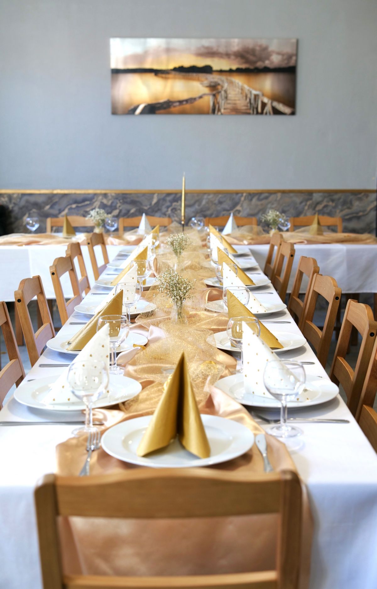 Prostřený stůl pro oslavu v restauraci 3