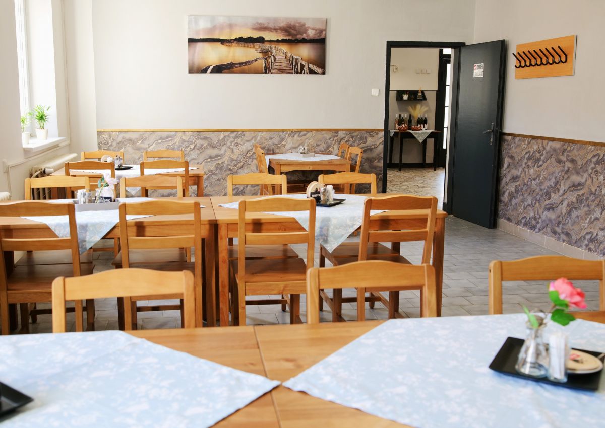 Útulný interiér restaurace ve Střílkách